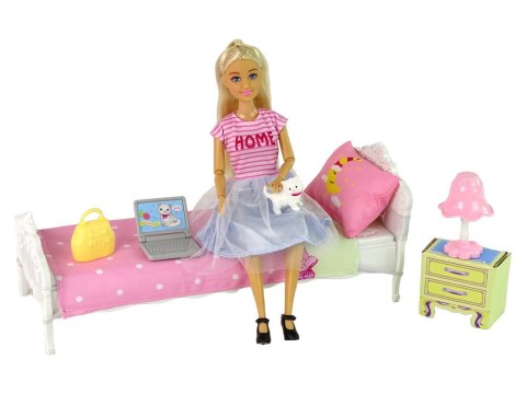 Lalka Anlily w Sypialni Akcesoria Meble Dla Dzieci LEAN Toys